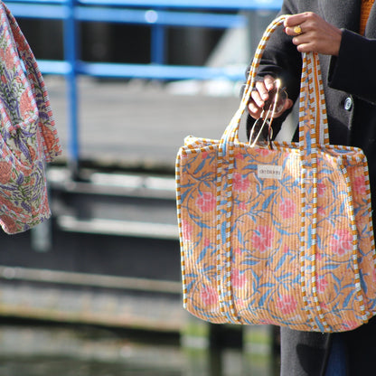 putting glasses in a tote bag